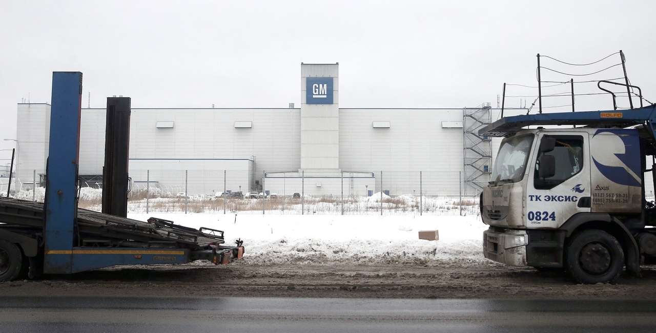 Несогласных на семь окладов работников завода GM уволят по российскому закону