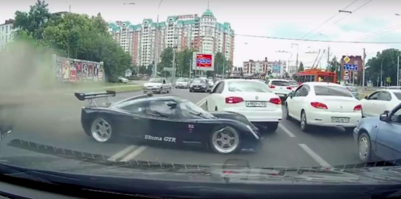 Только в России: уникальное суперкупе Ultima «разложили» средь бела дня