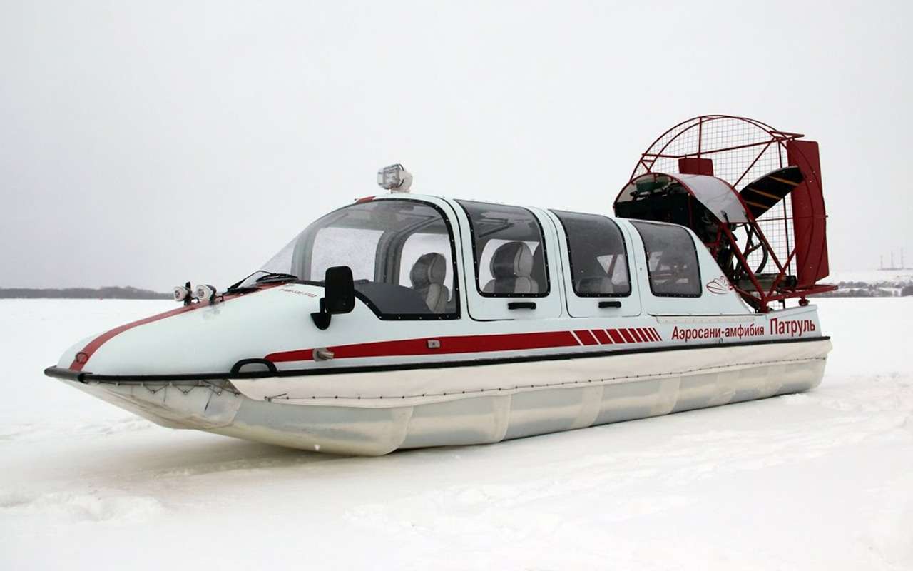 Спасатели помогли беременной, которая чуть не родила в Ниве посреди Волги