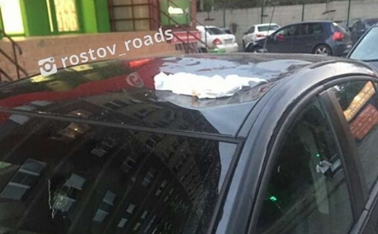 Выброшенный из окна многоэтажки памперс промял крышу иномарки