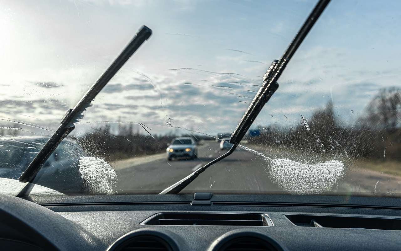 Как с помощью обычного носка защитить механизм дворников от поломки зимой — лайфхак