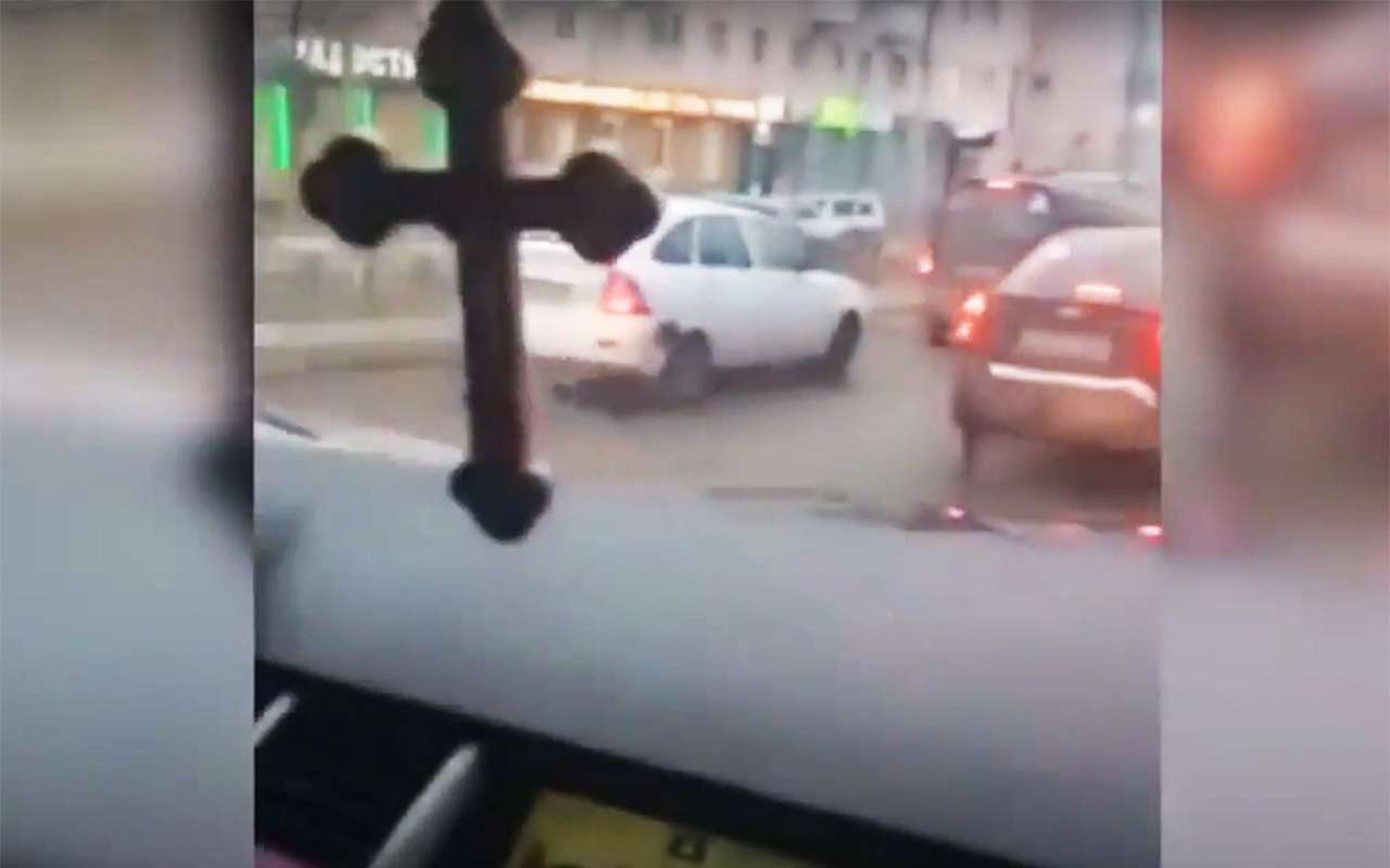 Бога не боится: автохам на Ленд Ровере с крестом объехал пробку по тротуару