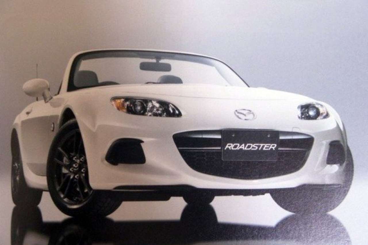 Доподлинно известно, что Mazda MX-5 получит активные опоры капота с пиропатронами, которые в случае наезда на пешехода будут взрываться, приподнимая крышку моторного отсека на такой угол, чтобы она как можно меньше травмировала уже сбитого человека и он не ударялся головой о рамку лобового стекла