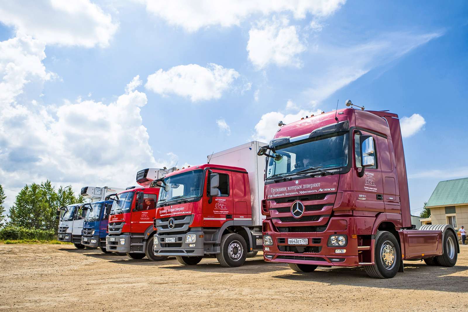 парк грузовых автомобилей. рынок грузовых автомобилей с пробегом. автопарк фирмы. фуры на таможне. лизинг грузовых автомобилей.
