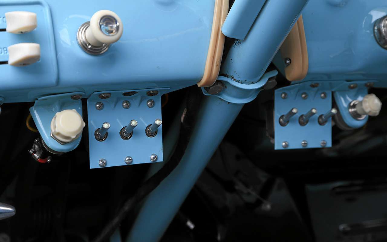 Под торпедо - набор тумблеров для включения фар и подфарников в самых разных комбинациях. Нечто типа сигнала «свой-чужой».