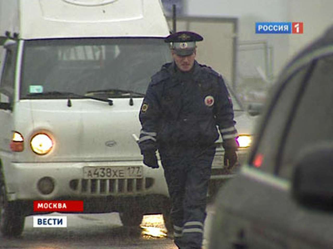 Инспекторы ДПС изучают записи с камер наружного наблюдения для поиска нарушителей. Фото телеканала «Россия 24»