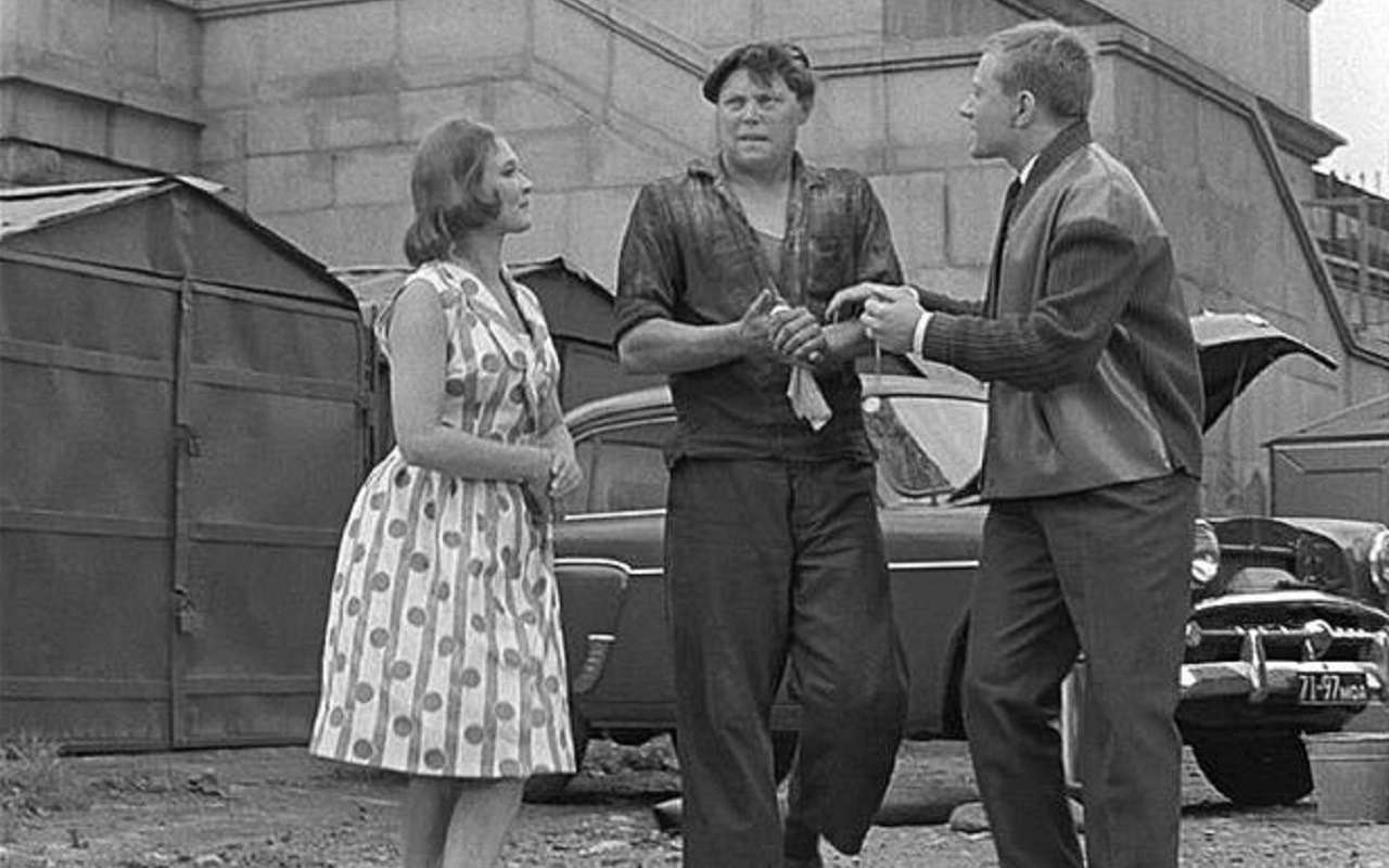 Герой Вячеслава Невинного из фильма «Берегись автомобиля»: он был готов и послушать, и пощупать, и понюхать.