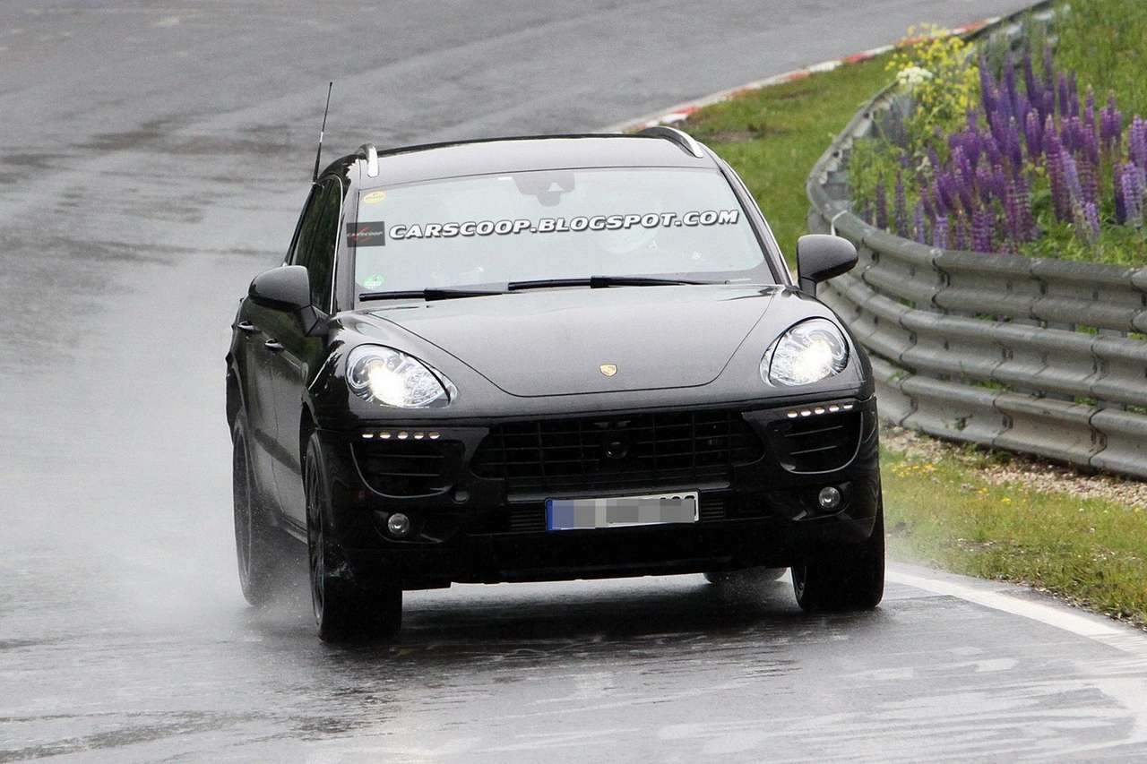 Папарацци заглянули в салон Porsche Macan