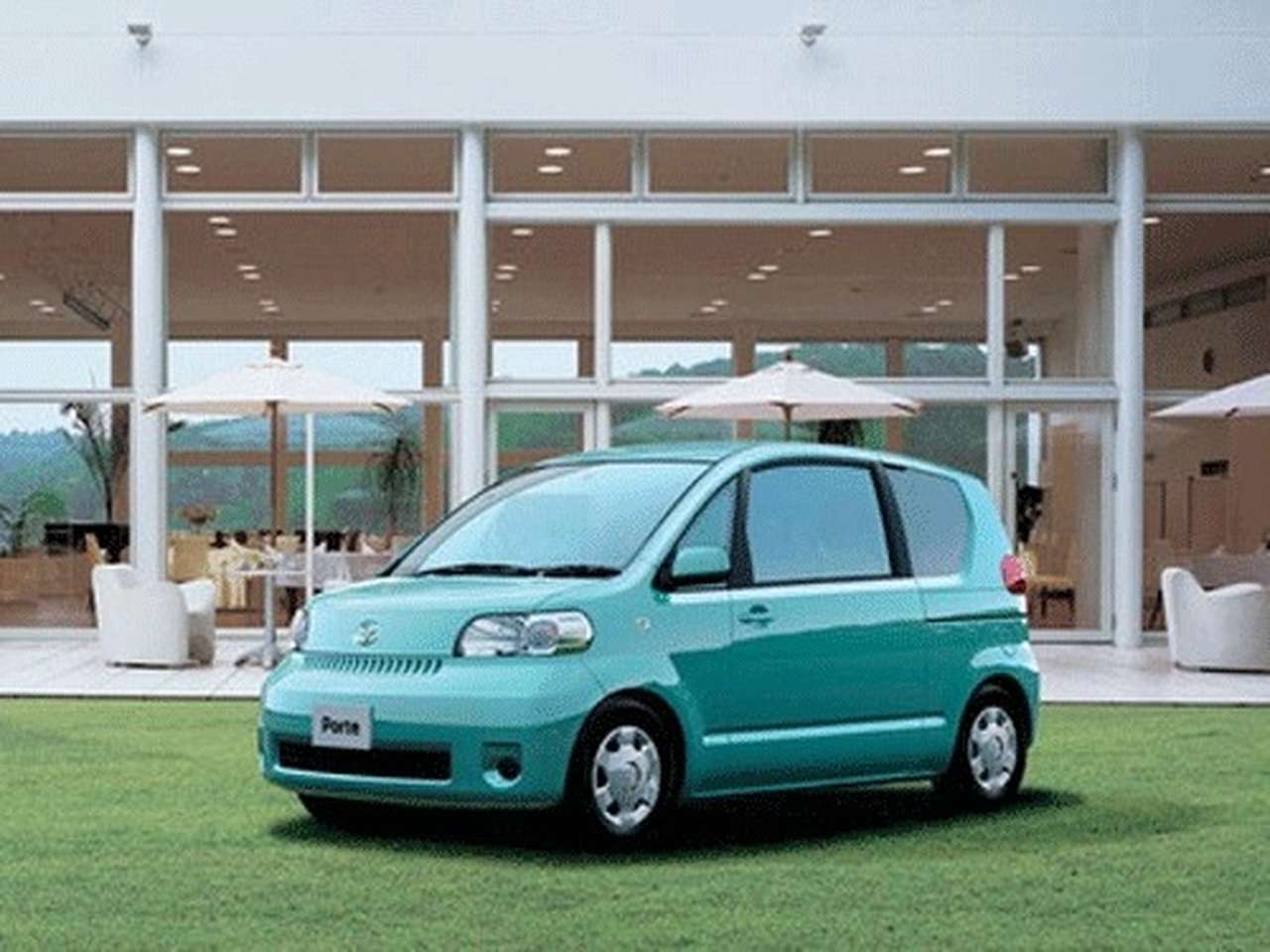 Toyota запустила в серию малолитражку с большой дверью