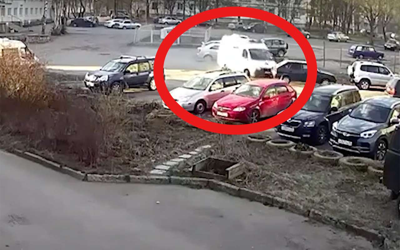 Мужчина в трусах и с лопатой угнал скорую и устроил три ДТП