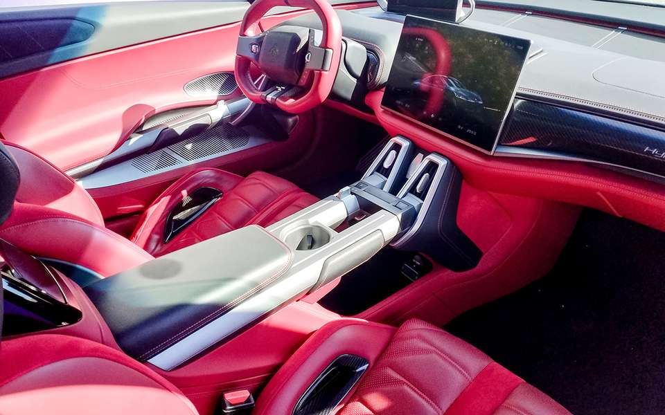 Hyper SSR  оснащен медиасистемой с экраном на 14,6 дюйма.