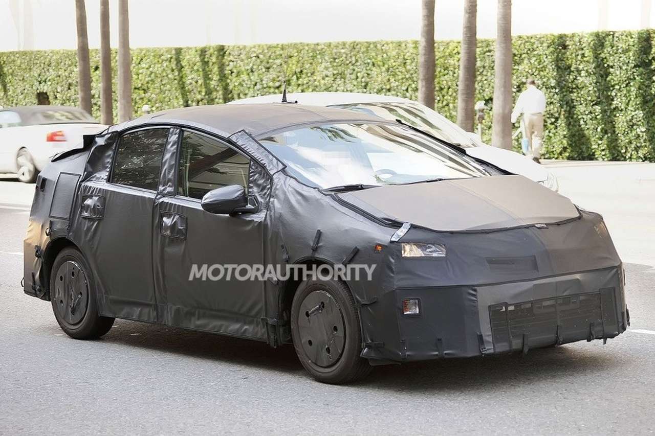 Новый гибрид Toyota Prius замечен на улицах США