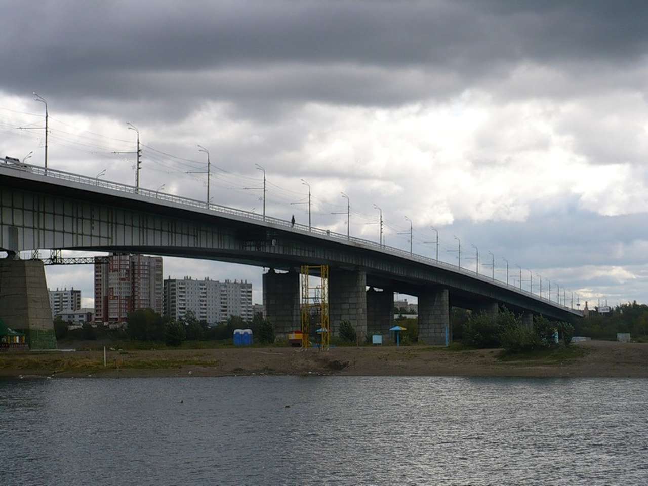 В Красноярске водитель после ДТП спрыгнул с моста в Енисей