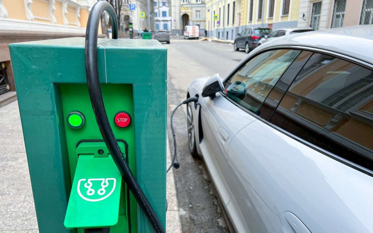 Спрос на эти гибриды и электромобили взлетел в России: в чем причины