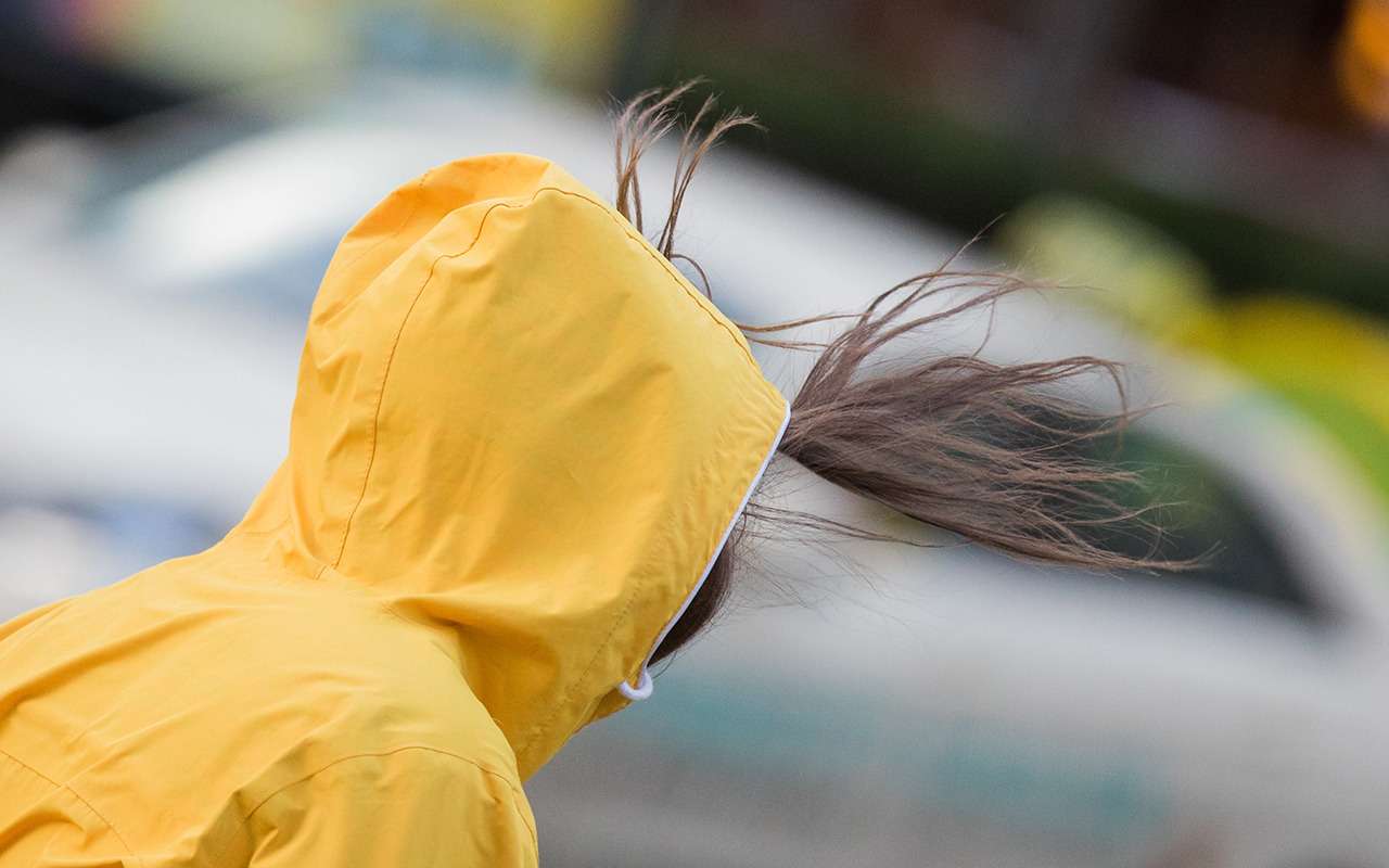 Буря против девушки: неравный бой у автомобиля попал на видео