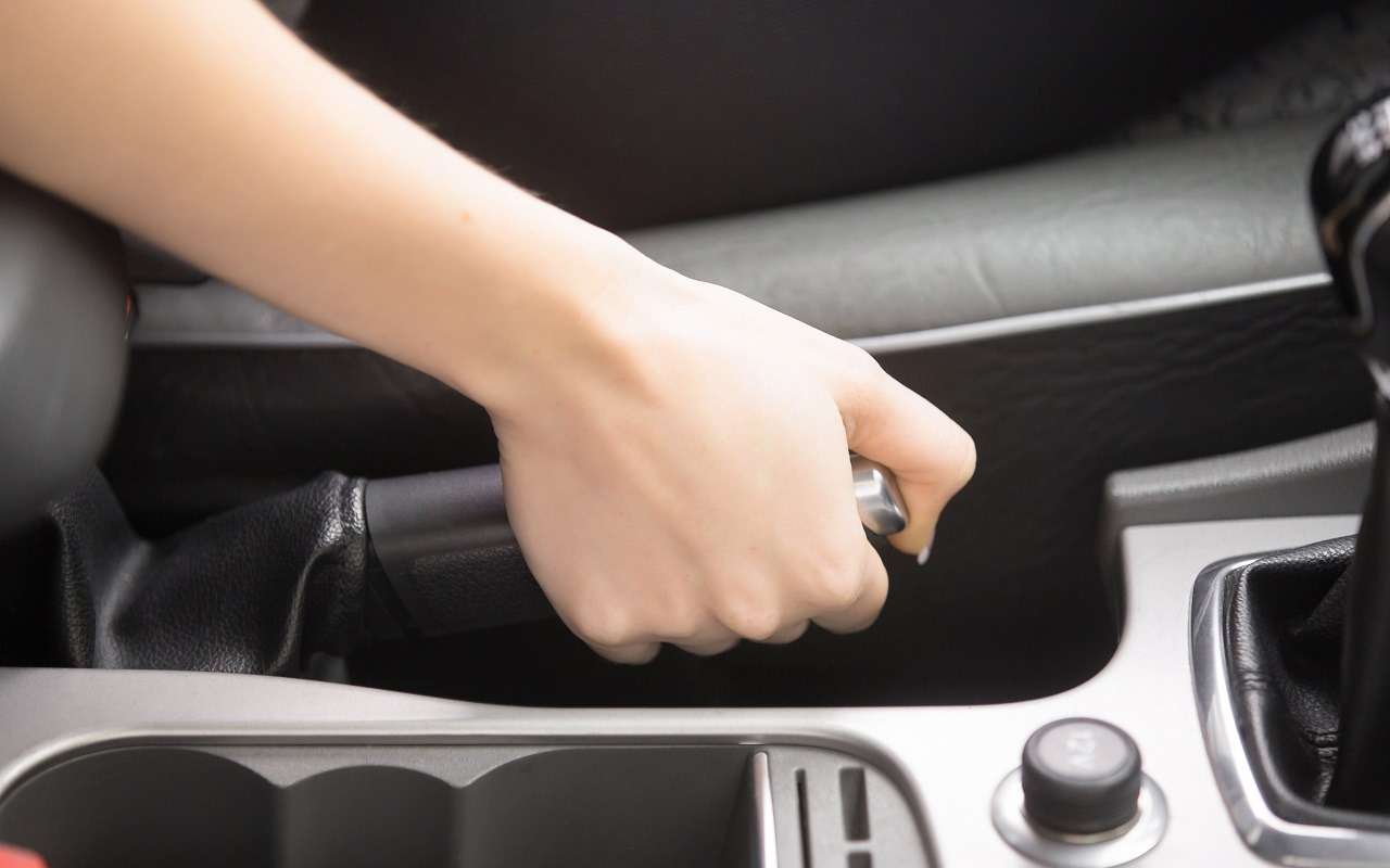 Можно ли пользоваться ручником зимой? Вот что думает эксперт