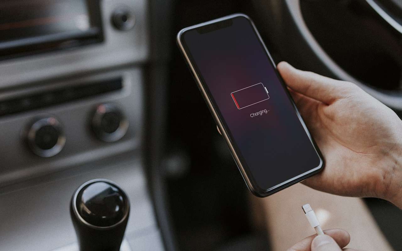 Вы перестанете заряжать свой гаджет в автомобиле, когда узнаете об этой опасности