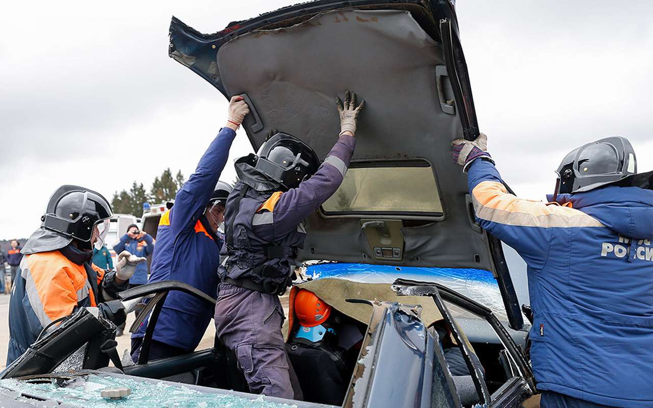 Названа главная опасность для зажатых в машине людей