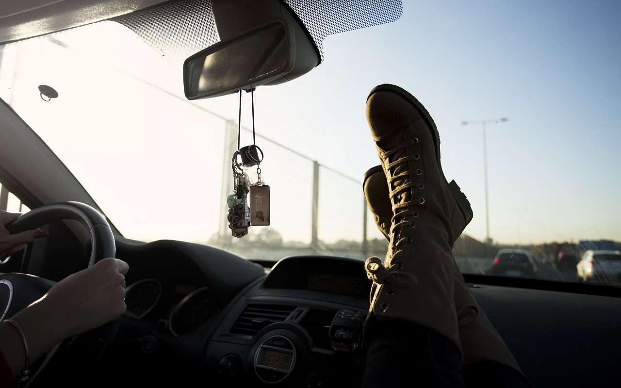 Водителям рассказали, за какие предметы на лобовом стекле грозит штраф