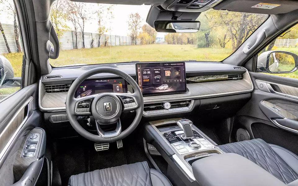 Современный дизайн, богатая отделка, щедрое оснащение – салон оставляет исключительно позитивное впечатление.