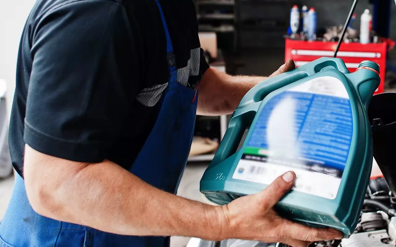 Как правильно читать этикетки на канистрах с моторным маслом