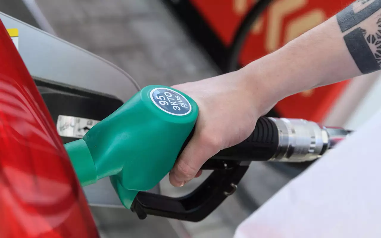 Сколько бензина лучше заливать в бак на одной заправке