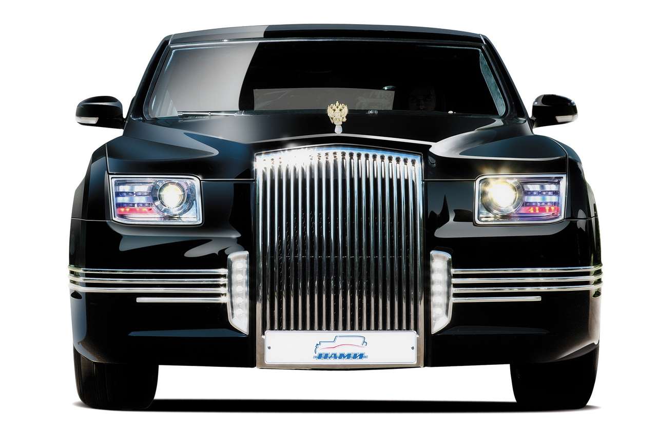 После двух просевов заказчику приглянулся проект, напоминающий сталинский ЗиС-115 