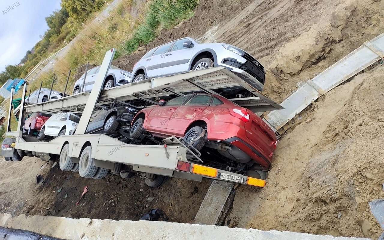 Автовоз с новыми Lada перевернулся на недостроенном мосту