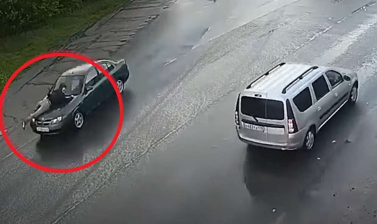 Женщина поссорилась с мужем и 10 километров везла его на капоте (видео)