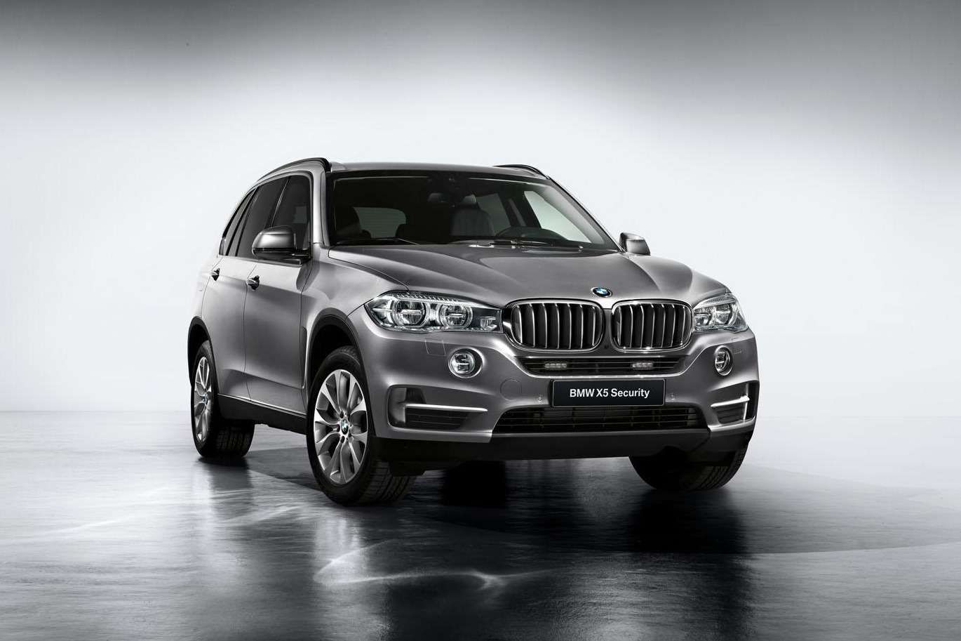 Бмв джипы все модели фото На Московском салоне дебютирует бронированный BMW X5