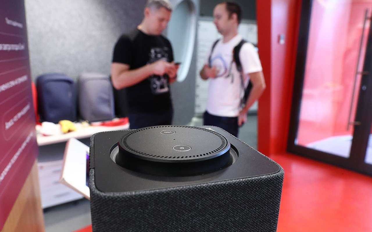 Алиса, вызови такси! — теперь девушка в колонке это умеет