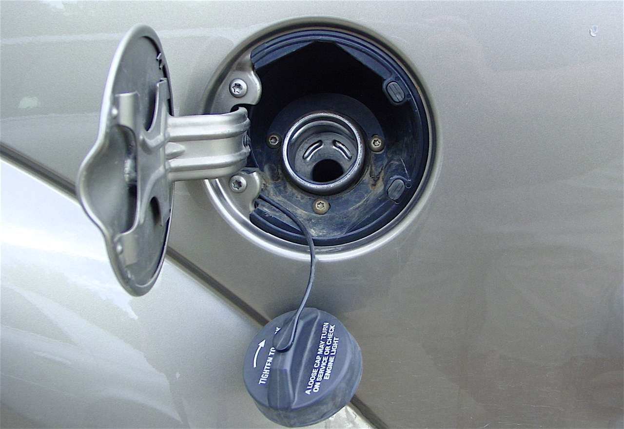 Лючок бензобака: тайны железной дверки