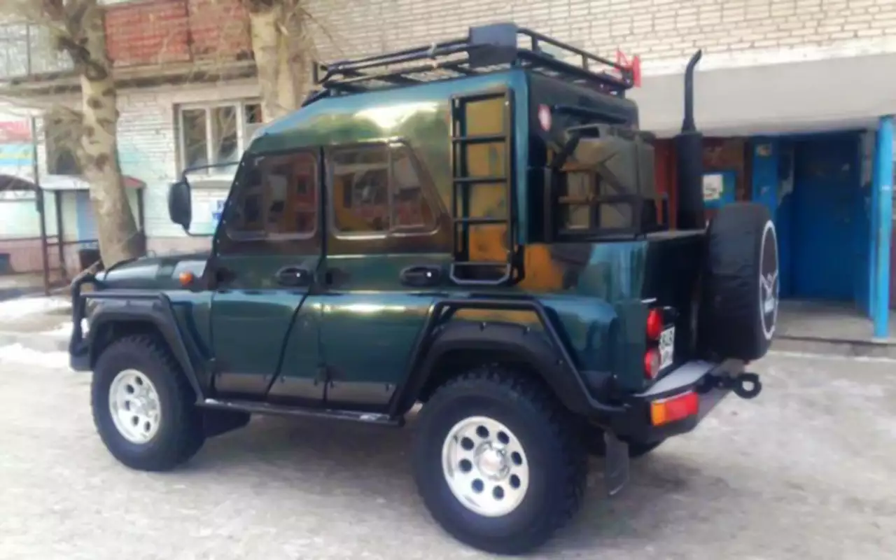 При мимолетном взгляде на этот тюнингованный Hunter и не скажешь, что на самом деле он представляет собой не пикап, а единственный в своем роде седан! Пикантности облику также добавляет вынесенная наверх выхлопная труба и площадка для канистр с топливом – заправки в Монголии встречаются редко...