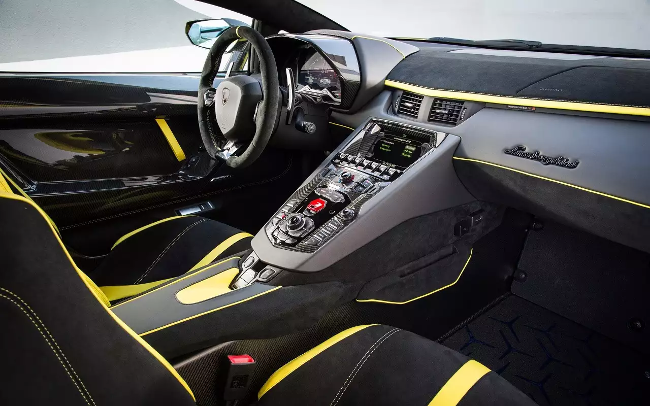 Интерьер Lamborghini Aventador