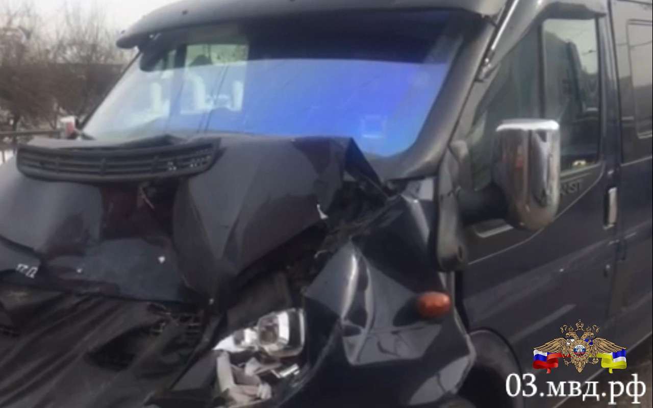 Маршрутка врезалась в КАМАЗ. Есть пострадавшие