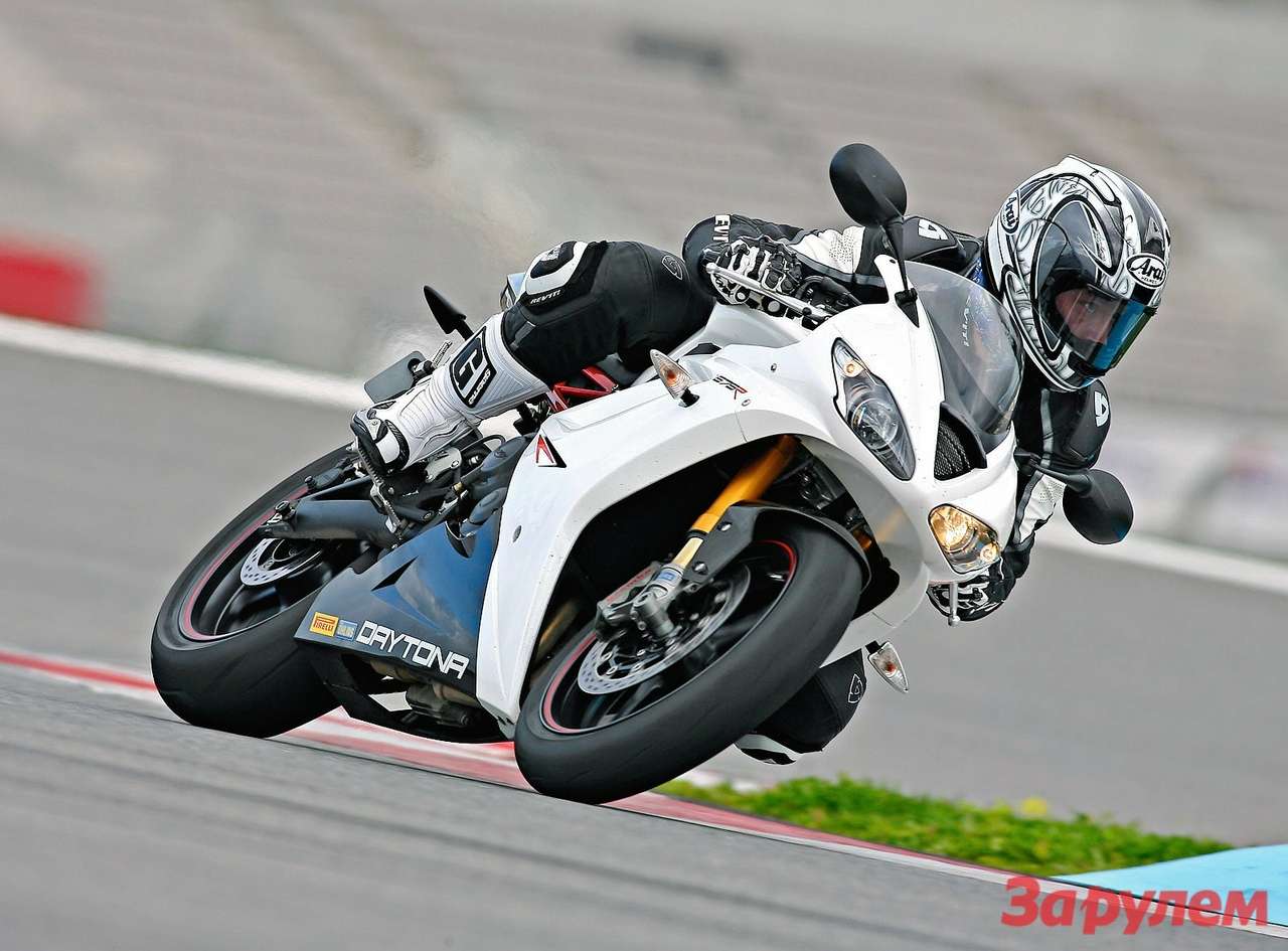 Triumph Daytona 675R: спортбайк, 2011 г., 675 см³, 125 л.с., 185 кг, 612 000 руб.