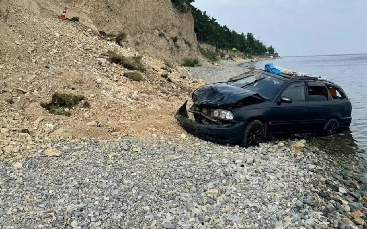 Машина с ребенком в салоне сорвалась с обрыва: что известно о случившемся