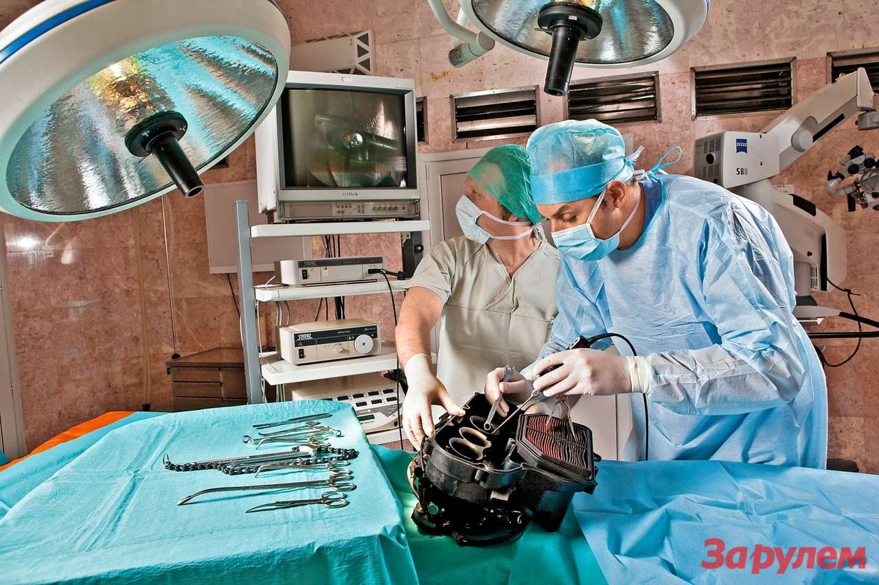 Чтобы добраться до воздушного фильтра, могут понадобиться не только умелые руки, но и хороший инструмент.