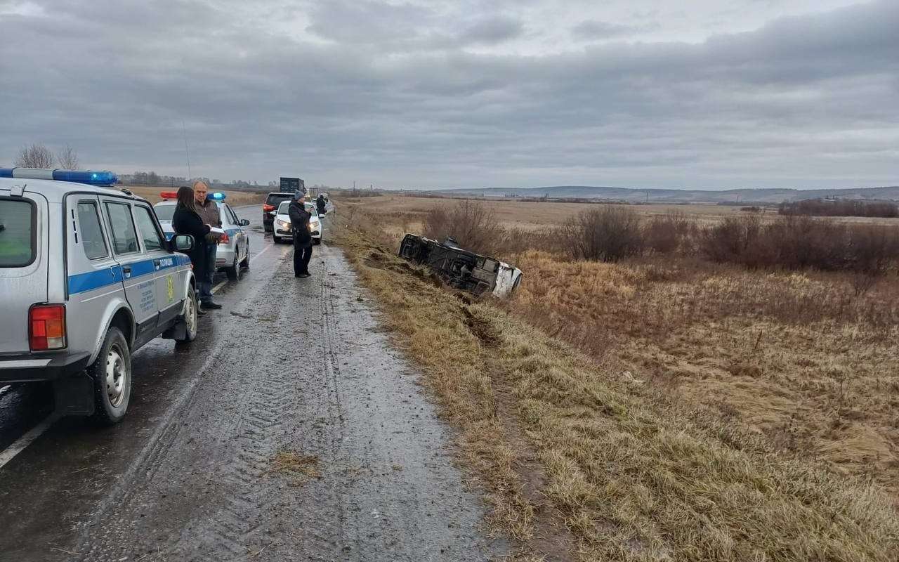 Под Красноярском перевернулся автобус с рабочими: подробности аварии