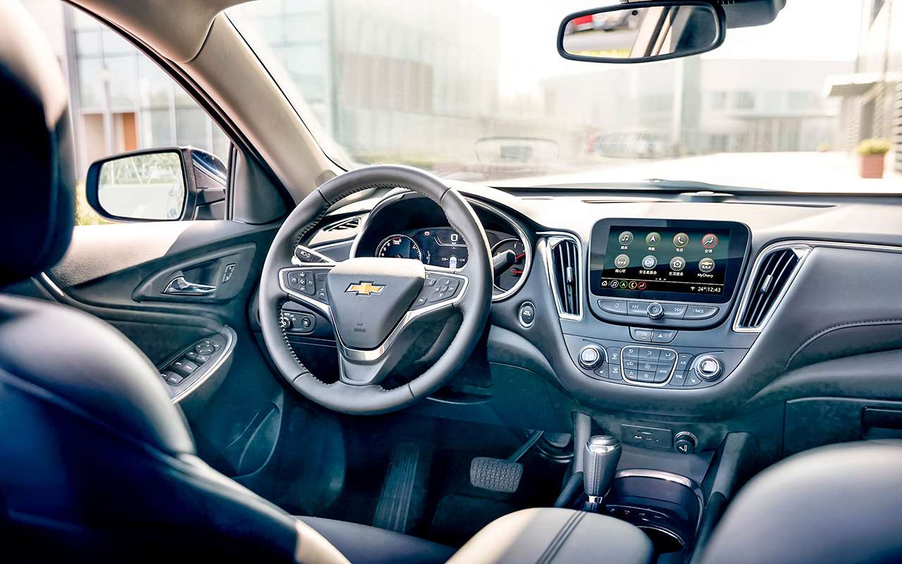 Есть вопросы к качеству некоторых материалов салона: «экокожа» изнашивается довольно быстро, пластик кое-где жестковат.