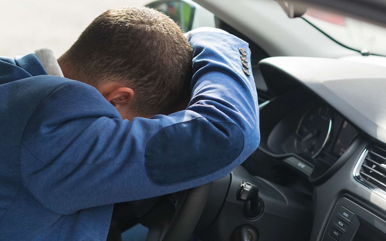 Пьяный чиновник на BMW выехал на трамвайные пути и уснул