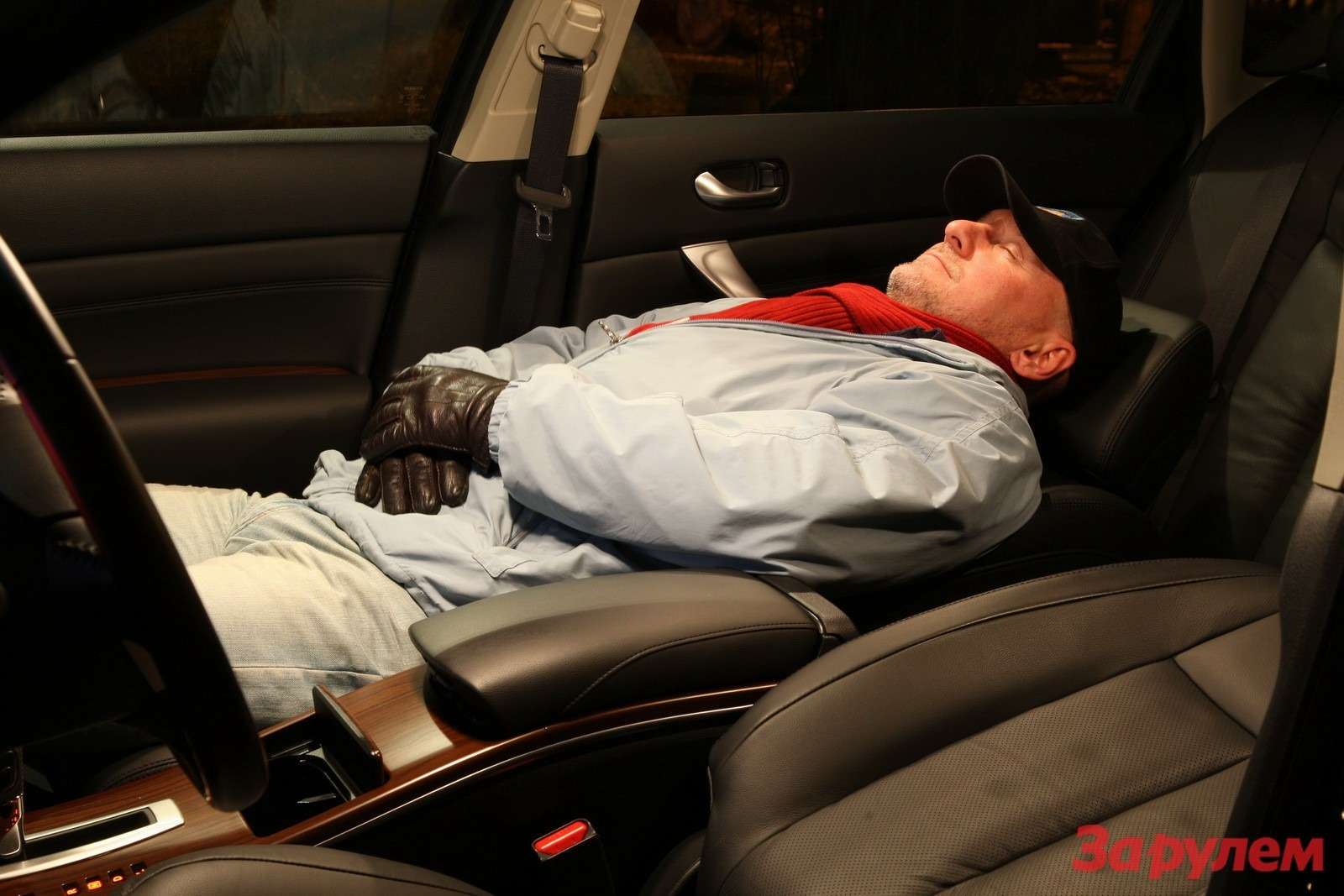 Устал ехать. Спящий человек в машине. Спать в автомобиле. Ночевать в машине.