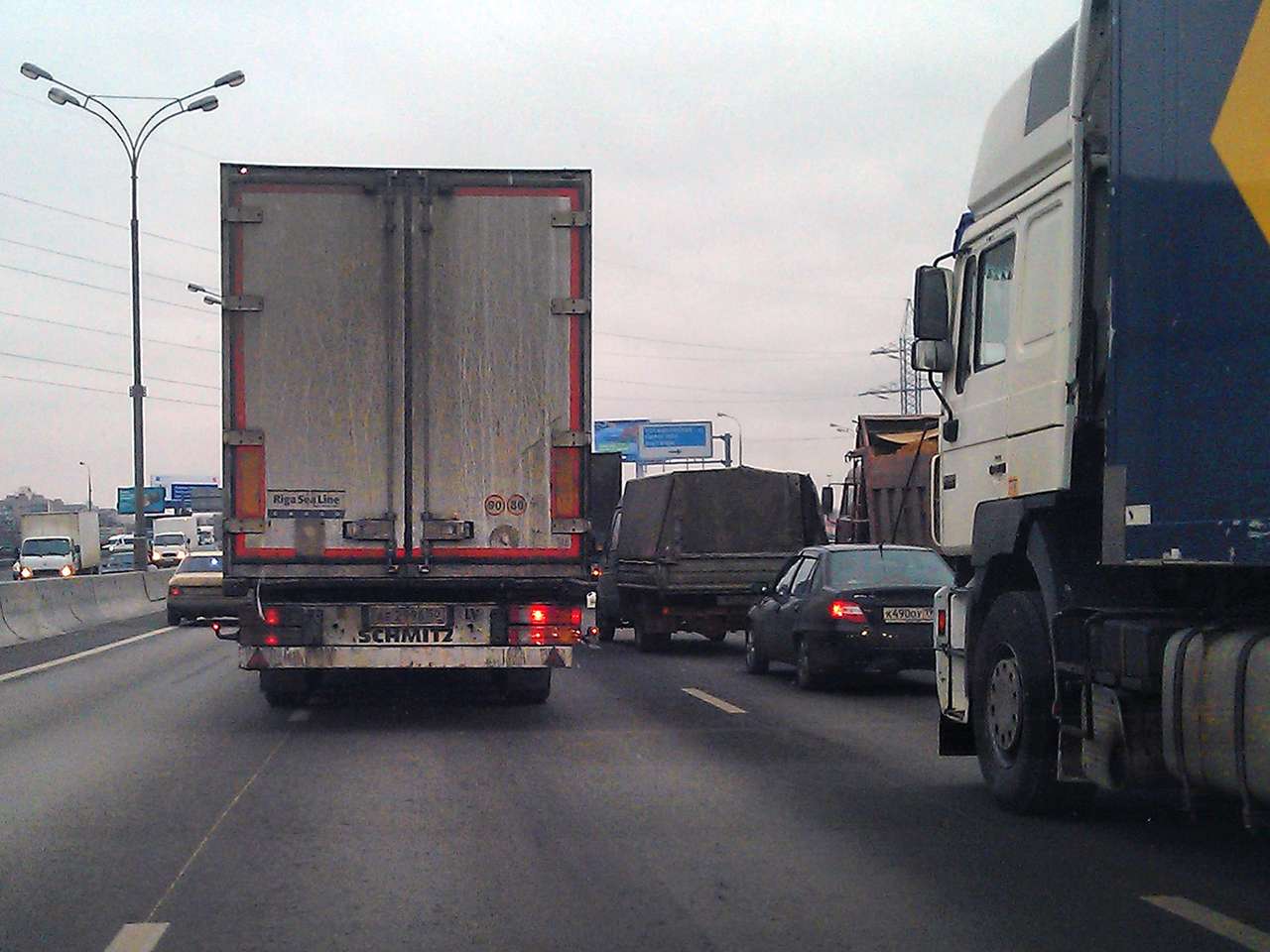 Перегруженные грузовики ежегодно наносят дорогам ущерб в 2,5 трлн рублей