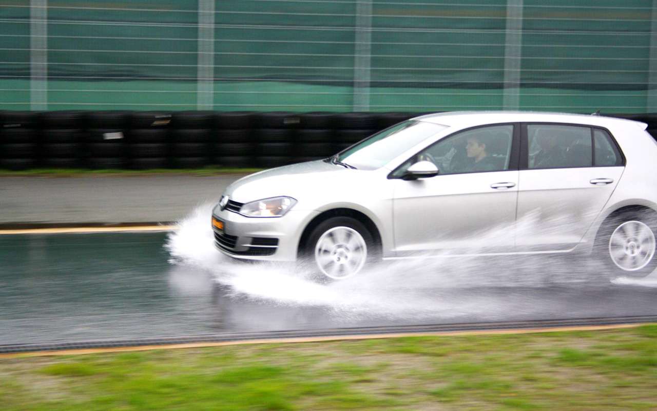 Аквапланирование: как сохранить контроль на мокрой дороге