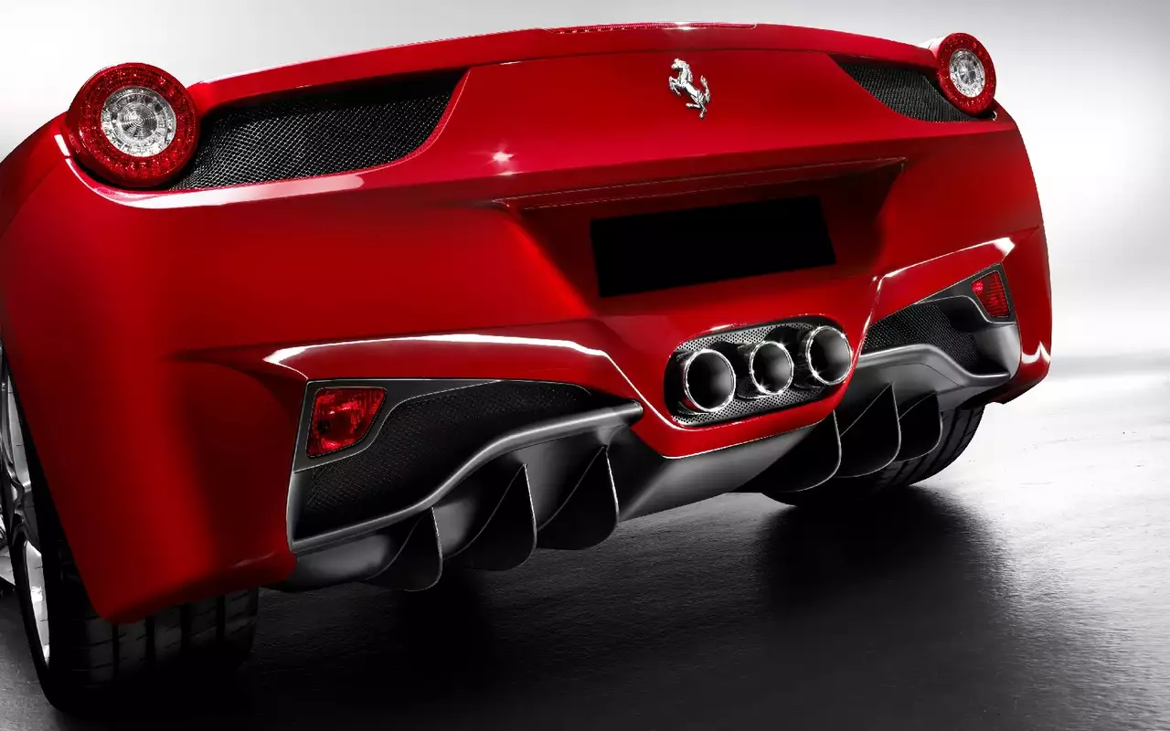 Пошел на принцип: владелец Ferrari отсудил крупную сумму за яму на дороге