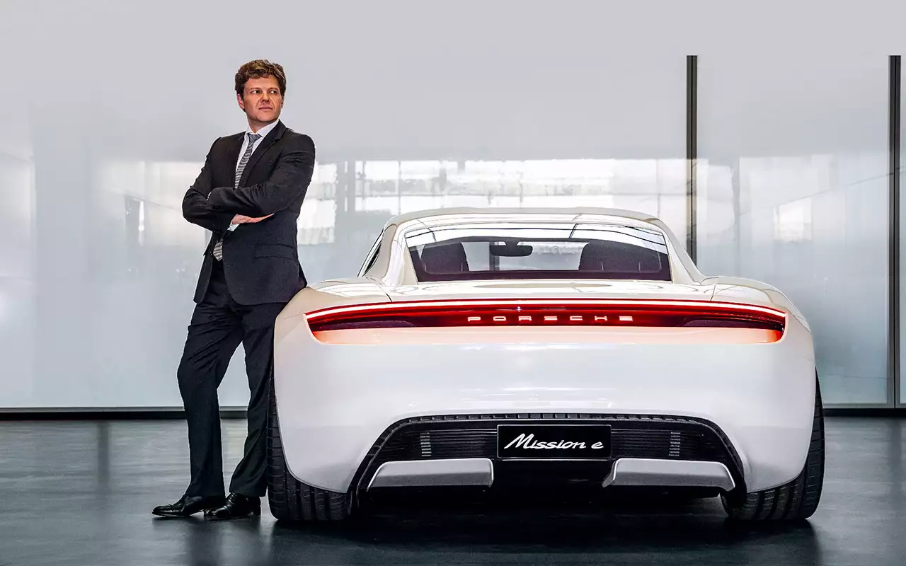 Porsche стоит на пороге новой эпохи – электрификации. Первым серийным автомобилем без ДВС станет Taycan.