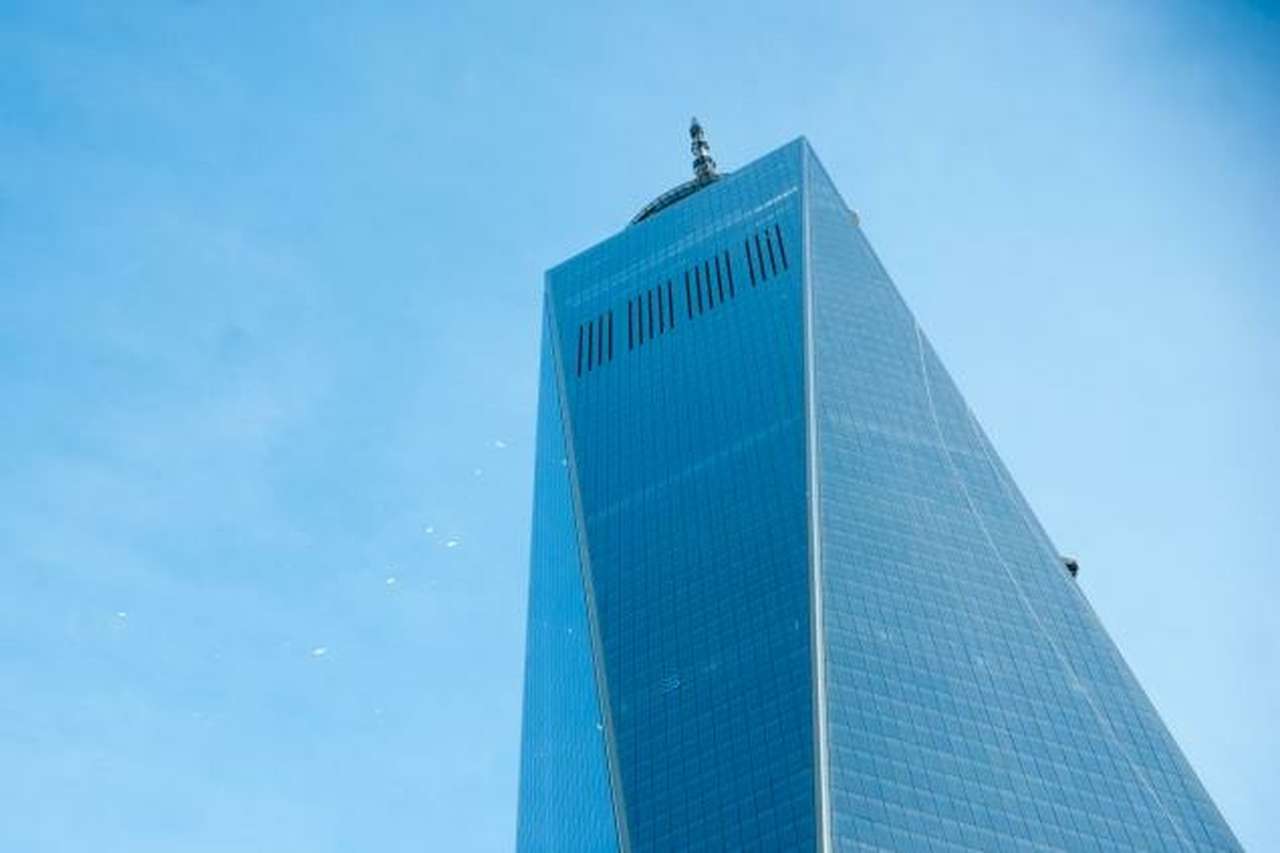 Лед с крыши небоскреба заставил перекрыть дороги на Манхэттене