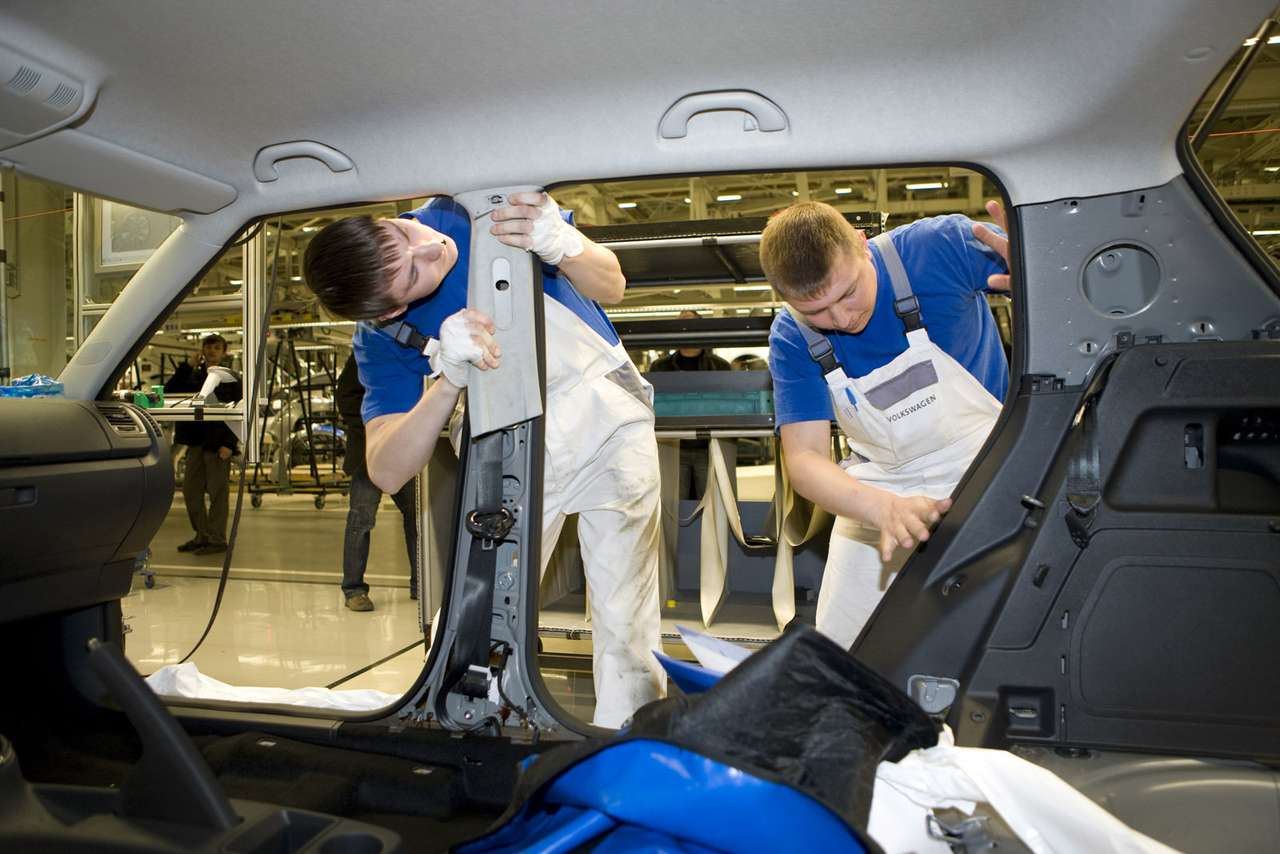 Производство легковых машин в России упало на 21%