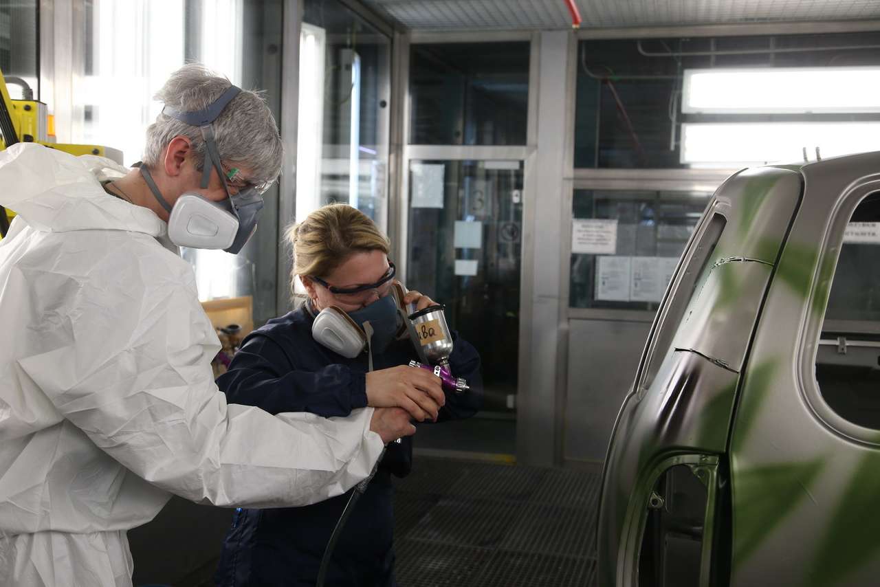 Пробую красить. Безумно трудно даже в тандеме с профессионалом! Эмаль неожиданно оказалась очень жидкой – одно неверное движение, и подтек обеспечен.