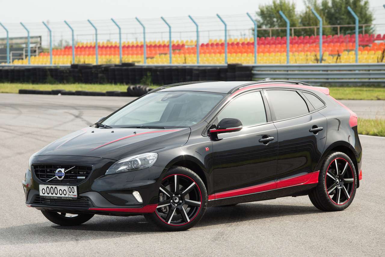 Яркие акценты по измененному экстерьеру машины расставляются виниловой аппликацией